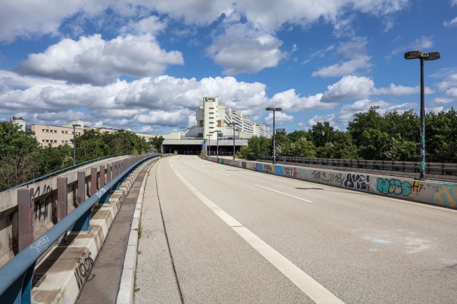 Südliche Einfahrt in den 570 Meter langen Tunnel unter dem Wohnkomplex © Maximilian Meisse