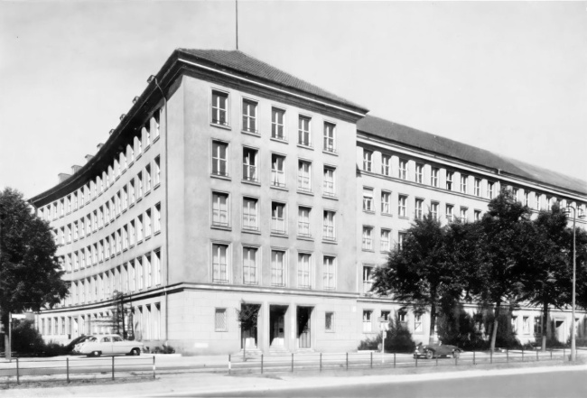 Aus: Die Bauwerke und Kunstdenkmäler von Berlin. Stadt und Bezirk Charlottenburg. Tafelband. Berlin 1961, Abb. 144